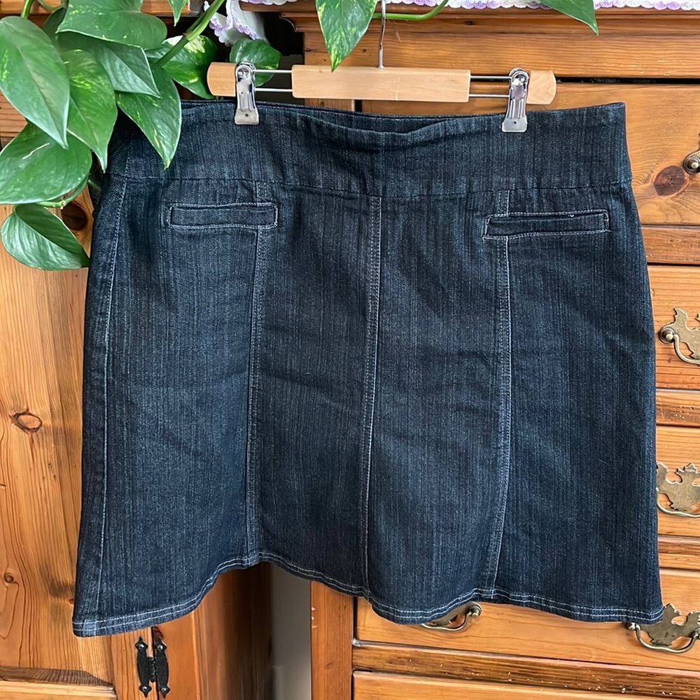 🌸Contrast petite dark jean skirt with stretch